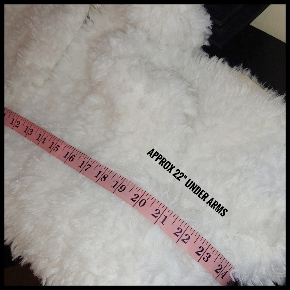 ana Fluffy White Vest, Roomy Medium - Picture 5 of 5